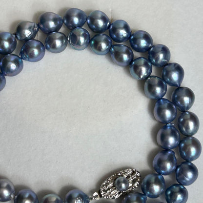 Akoya pearl necklace featuring baroque pearls with blue tint, 8.9mm size, 55.5cm length, silver clasp