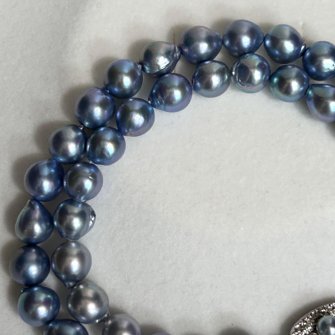 Akoya pearl necklace featuring baroque pearls with blue tint, 8.9mm size, 55.5cm length, silver clasp