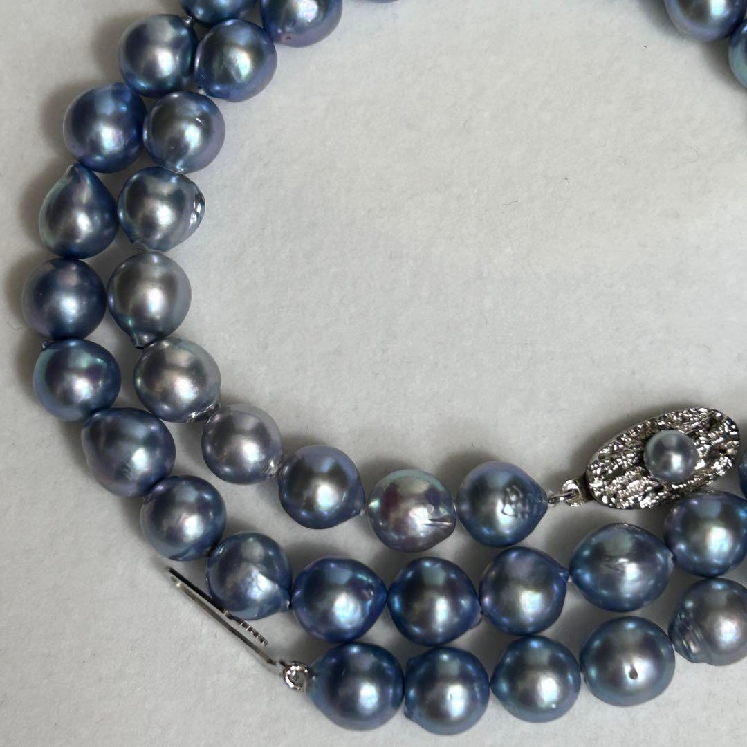 Akoya pearl necklace featuring baroque pearls with blue tint, 8.9mm size, 55.5cm length, silver clasp