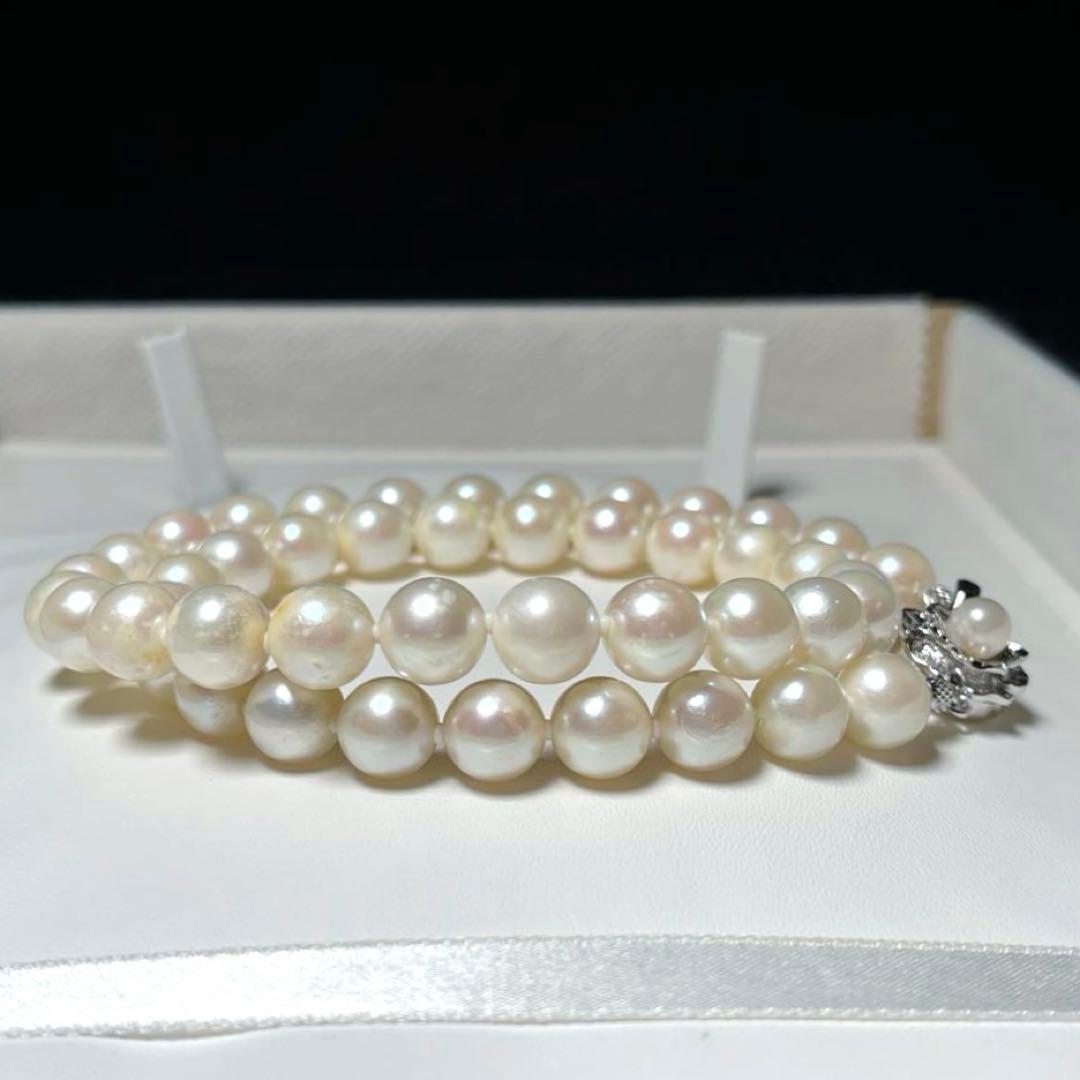 Akoya pearl necklace with large 8.6-8.9mm white pearls measuring approximately 43 cm in length