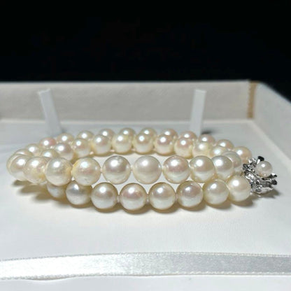 Akoya pearl necklace with large 8.6-8.9mm white pearls measuring approximately 43 cm in length