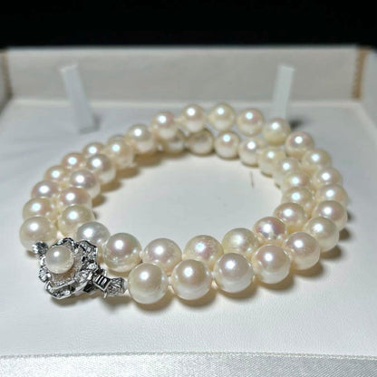 Akoya pearl necklace with large 8.6-8.9mm white pearls measuring approximately 43 cm in length