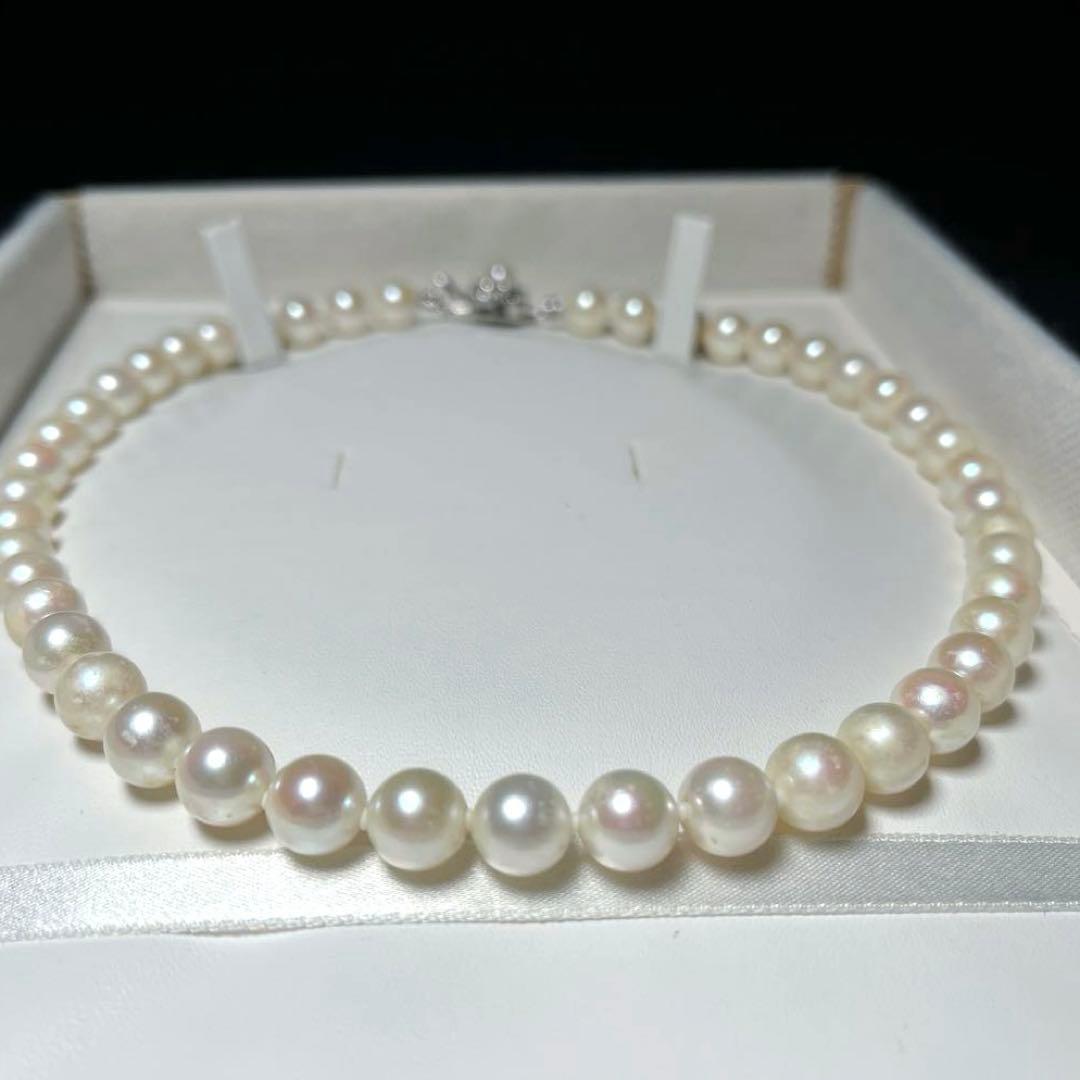 Akoya pearl necklace with large 8.6-8.9mm white pearls measuring approximately 43 cm in length