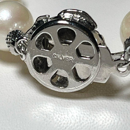 Akoya pearl necklace with large 8.6-8.9mm white pearls measuring approximately 43 cm in length