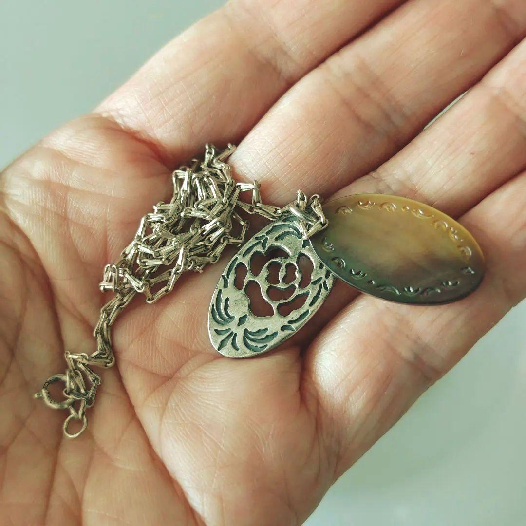 Agete silver necklace with 2.9cm shell and metal filigree charm on a 50cm chain