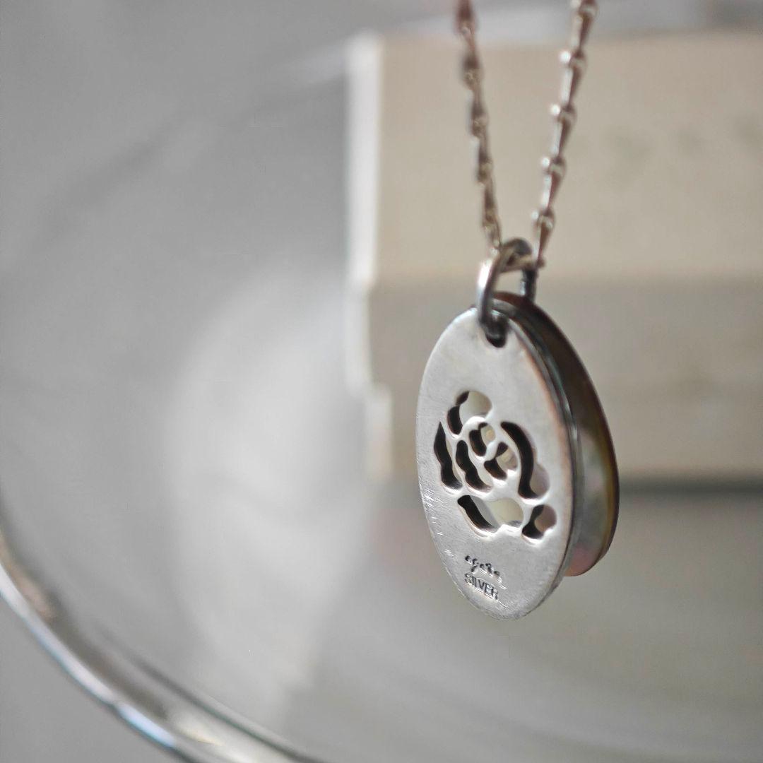Agete silver necklace with 2.9cm shell and metal filigree charm on a 50cm chain