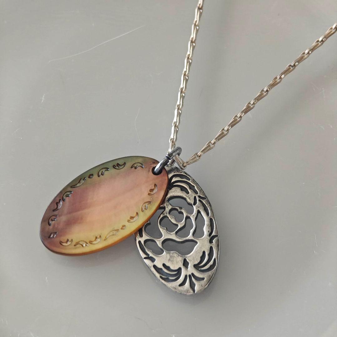 Agete silver necklace with 2.9cm shell and metal filigree charm on a 50cm chain