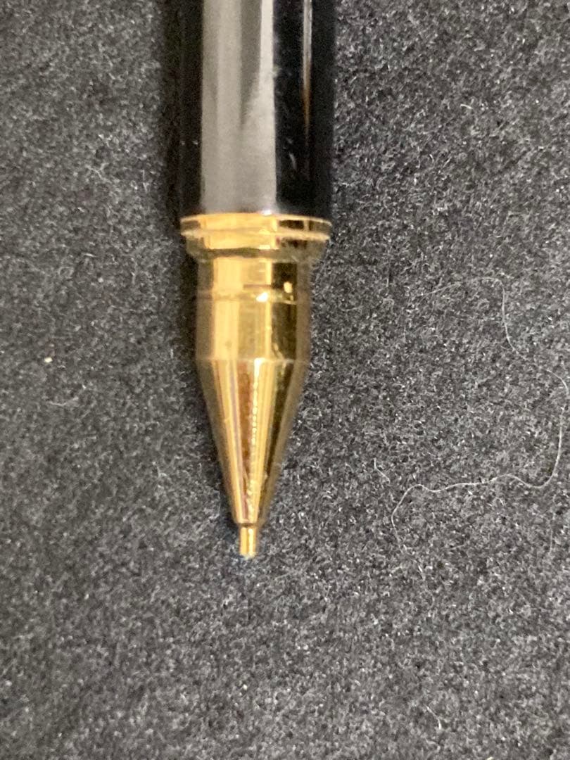 Two PILOT SWITCH black fountain pens with gold-colored accents and plastic bodies displayed side by side