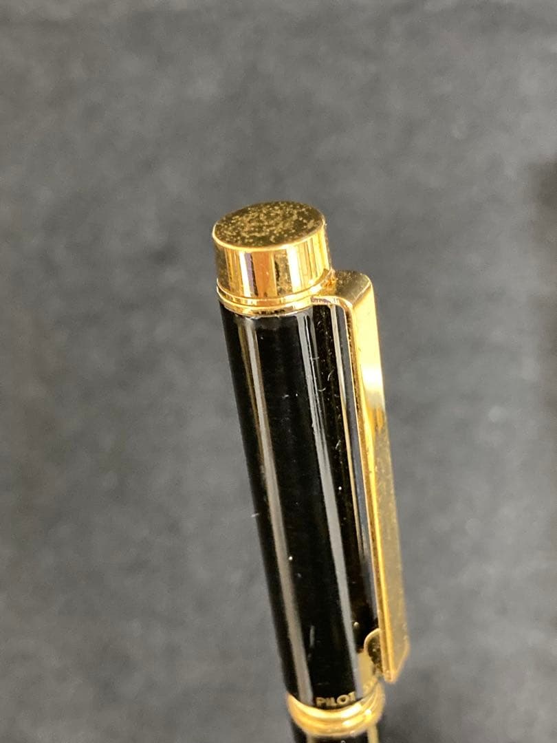 Two PILOT SWITCH black fountain pens with gold-colored accents and plastic bodies displayed side by side