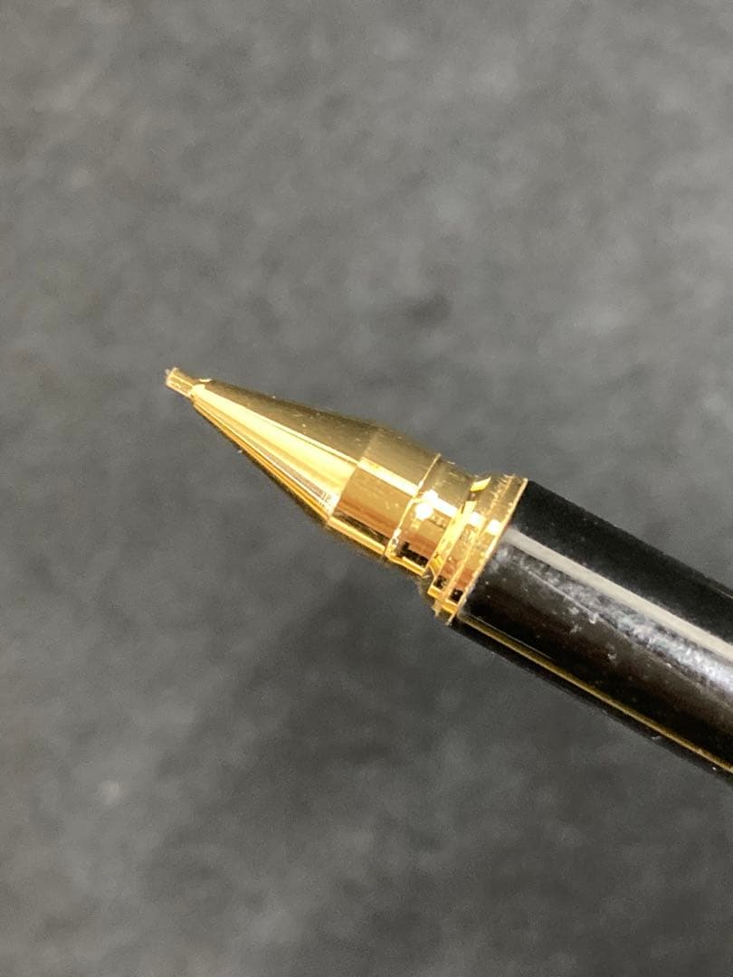 Two PILOT SWITCH black fountain pens with gold-colored accents and plastic bodies displayed side by side