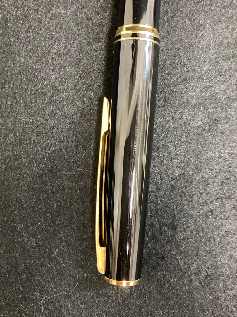Two PILOT SWITCH black fountain pens with gold-colored accents and plastic bodies displayed side by side