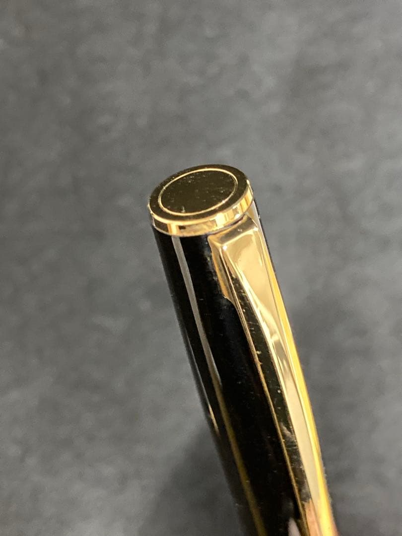 Two PILOT SWITCH black fountain pens with gold-colored accents and plastic bodies displayed side by side