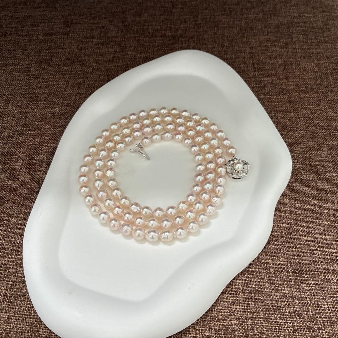 A grain Akoya pearl necklace with baroque pearls measuring 7-7.5mm and 83cm length