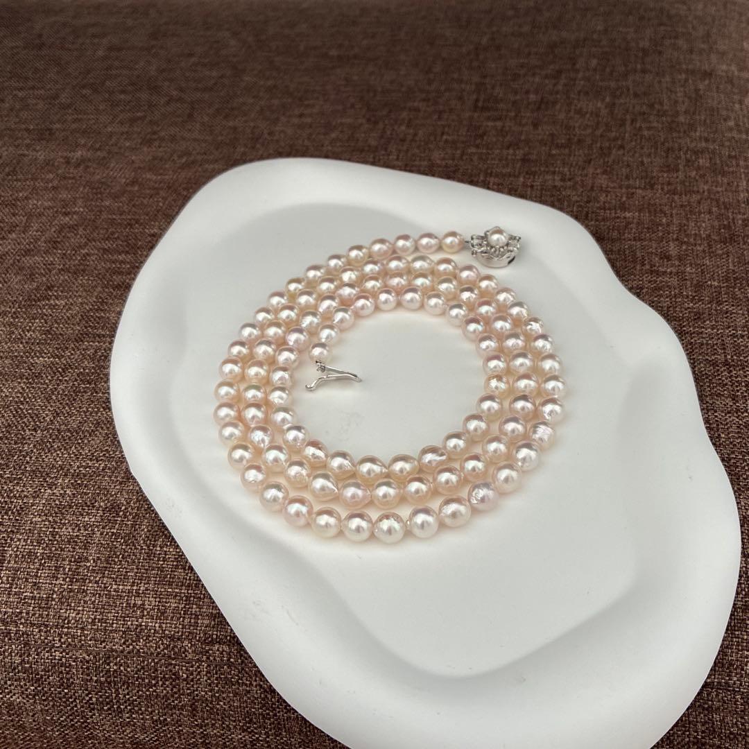 A grain Akoya pearl necklace with baroque pearls measuring 7-7.5mm and 83cm length