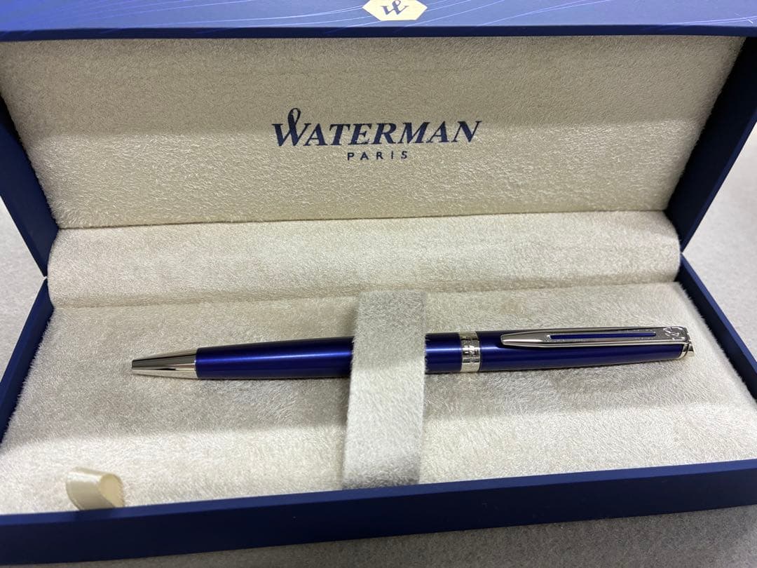 Waterman Metropolitan pen in sleek black finish, 133 mm long, shown capped on white background