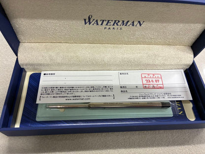 Waterman Metropolitan pen in sleek black finish, 133 mm long, shown capped on white background