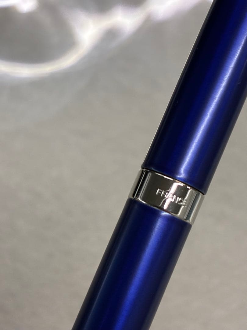 Waterman Metropolitan pen in sleek black finish, 133 mm long, shown capped on white background