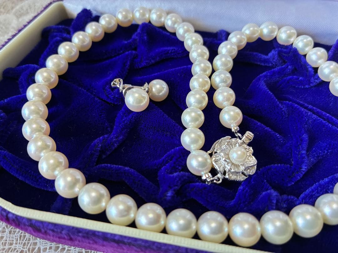 Mori Pearl high-grade Akoya pearl necklace with 7.5-8mm off-white pearls and matching 18K white gold earrings