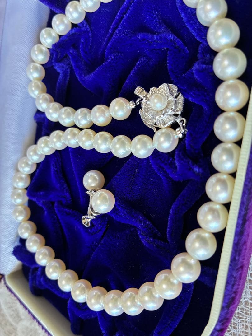 Mori Pearl high-grade Akoya pearl necklace with 7.5-8mm off-white pearls and matching 18K white gold earrings