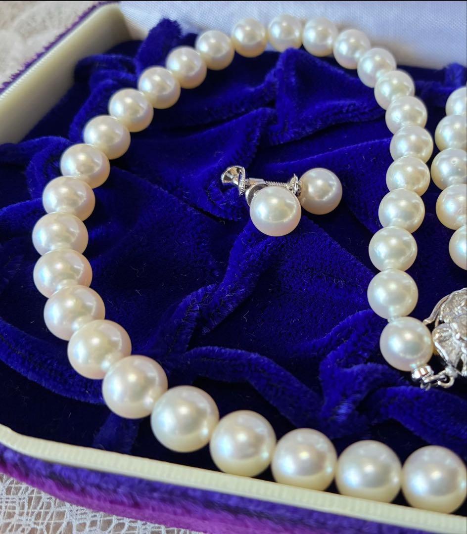 Mori Pearl high-grade Akoya pearl necklace with 7.5-8mm off-white pearls and matching 18K white gold earrings