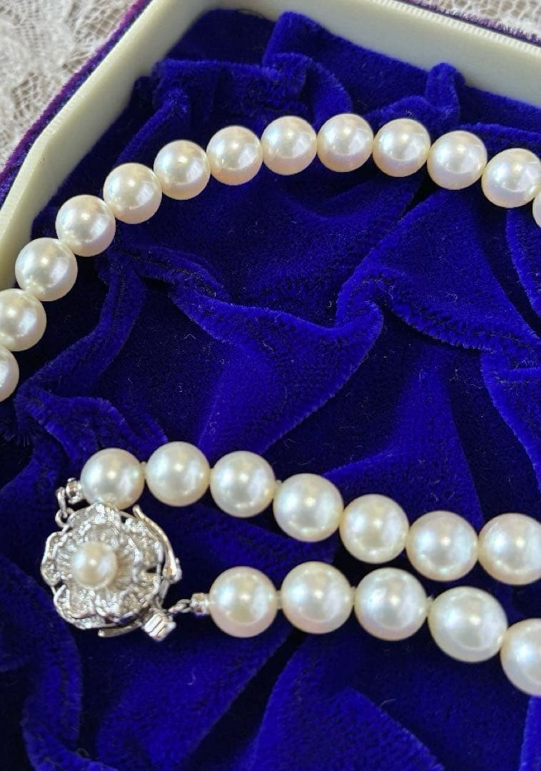 Mori Pearl high-grade Akoya pearl necklace with 7.5-8mm off-white pearls and matching 18K white gold earrings