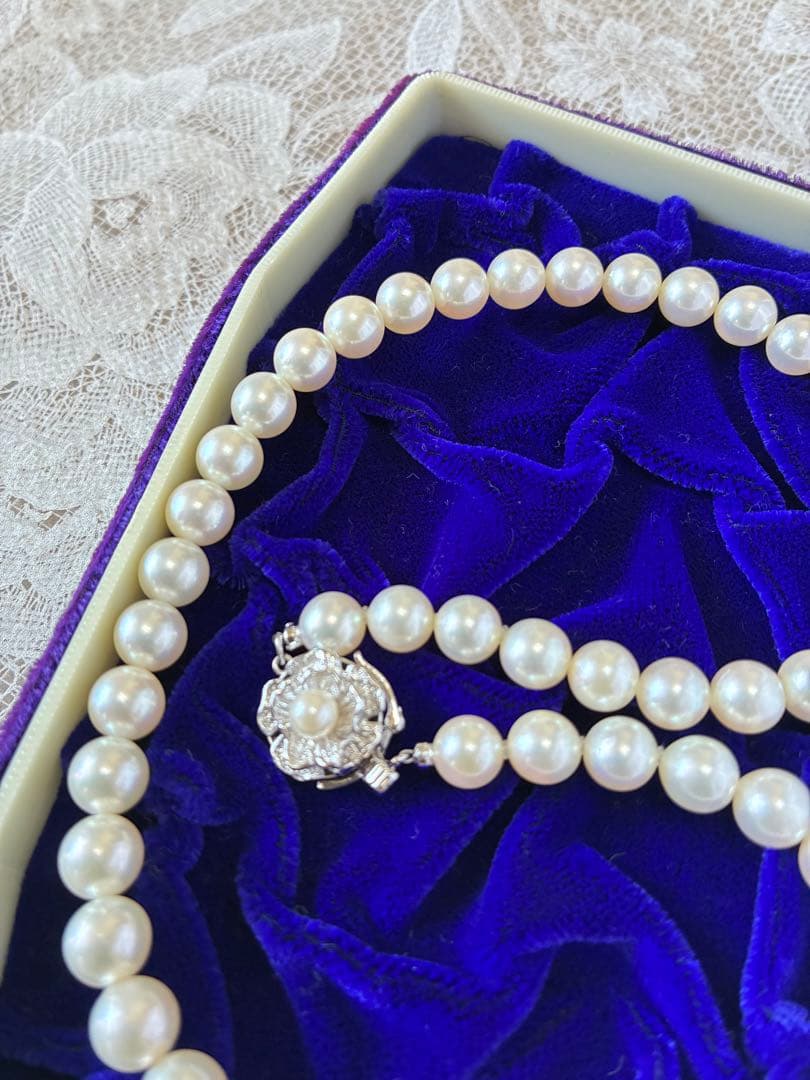 Mori Pearl high-grade Akoya pearl necklace with 7.5-8mm off-white pearls and matching 18K white gold earrings