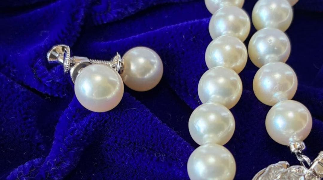 Mori Pearl high-grade Akoya pearl necklace with 7.5-8mm off-white pearls and matching 18K white gold earrings