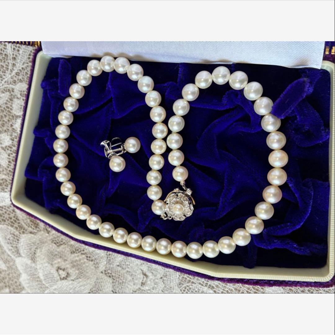 Mori Pearl high-grade Akoya pearl necklace with 7.5-8mm off-white pearls and matching 18K white gold earrings