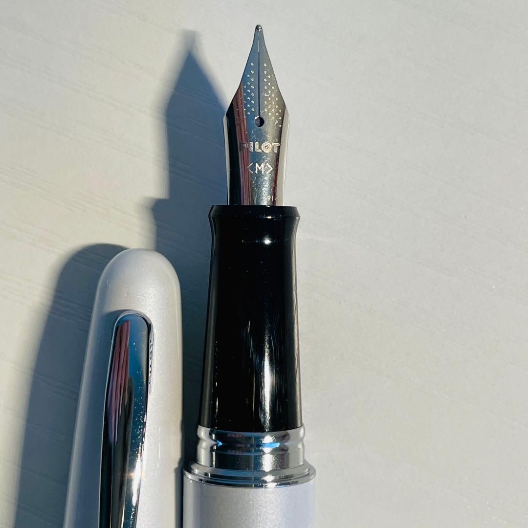 Pilot Kakuna white fountain pen with replacement ink cartridge and original gift box