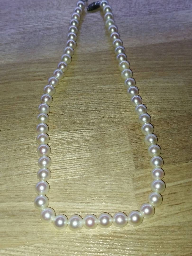 Pearl necklace with white and pink Akoya pearls arranged in a classic strand