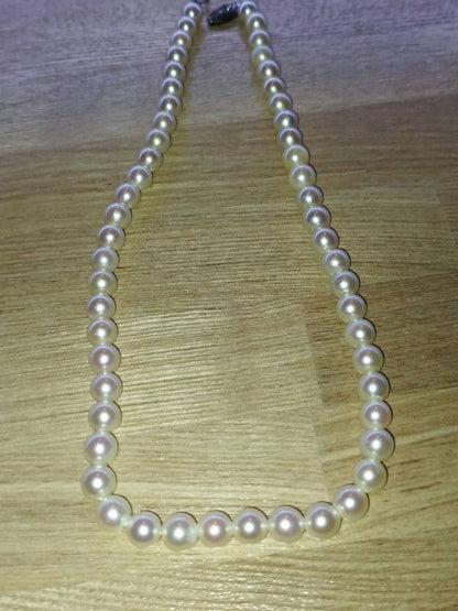 Pearl necklace with white and pink Akoya pearls arranged in a classic strand