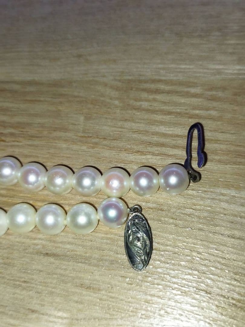 Pearl necklace with white and pink Akoya pearls arranged in a classic strand