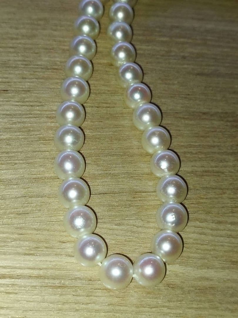 Pearl necklace with white and pink Akoya pearls arranged in a classic strand