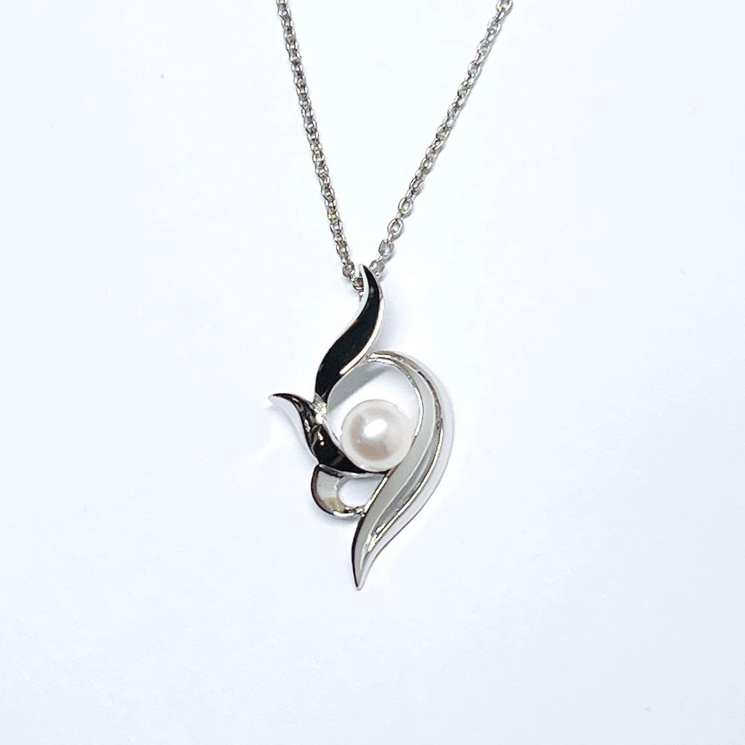 MIKIMOTO pearl necklace pendant with 5.9mm pearls on a 40cm silver chain