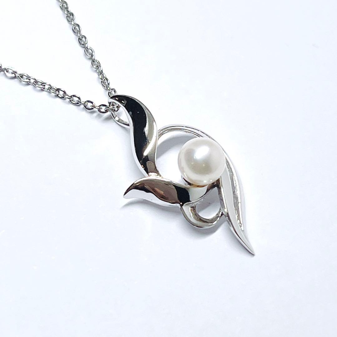 MIKIMOTO pearl necklace pendant with 5.9mm pearls on a 40cm silver chain