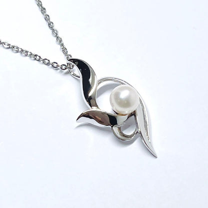 MIKIMOTO pearl necklace pendant with 5.9mm pearls on a 40cm silver chain