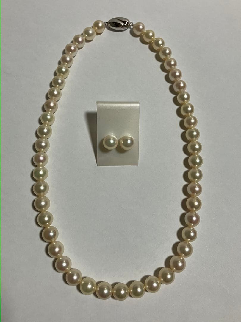 Akoya pearl necklace with 8.5-9mm pearls and matching Pt900 pearl earrings with silver clasps