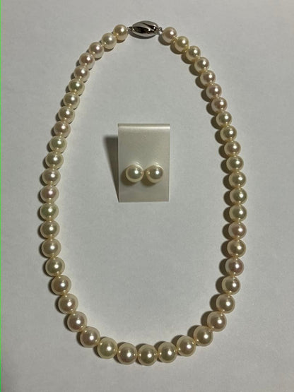 Akoya pearl necklace with 8.5-9mm pearls and matching Pt900 pearl earrings with silver clasps