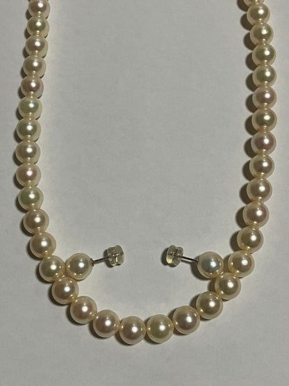 Akoya pearl necklace with 8.5-9mm pearls and matching Pt900 pearl earrings with silver clasps