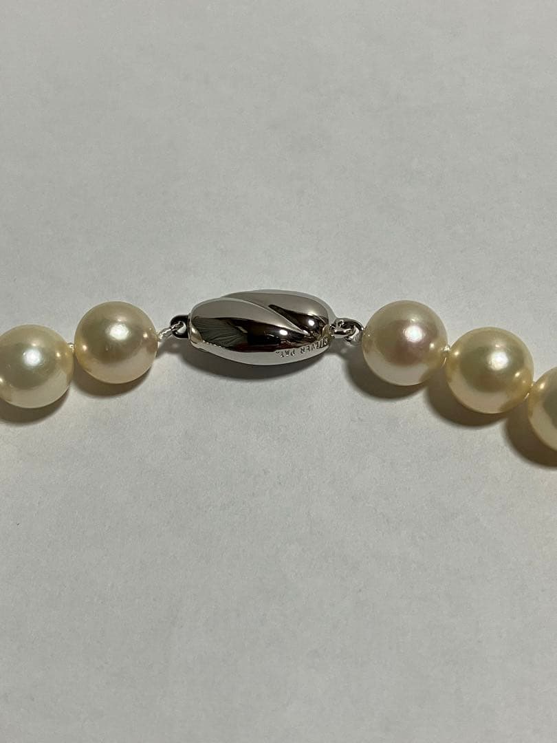 Akoya pearl necklace with 8.5-9mm pearls and matching Pt900 pearl earrings with silver clasps