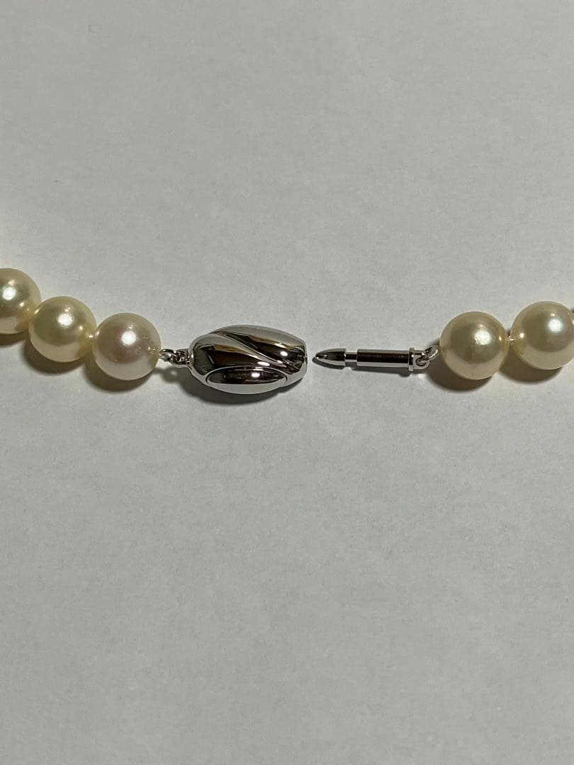 Akoya pearl necklace with 8.5-9mm pearls and matching Pt900 pearl earrings with silver clasps