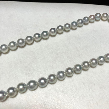 Akoya pearl necklace featuring natural gray pearls sized 7.5-8.0 mm with 43 cm length