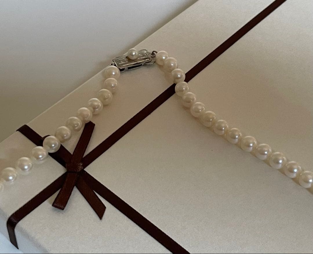 Akoya genuine pearl necklace with 5mm round white pearls measuring 114cm in length