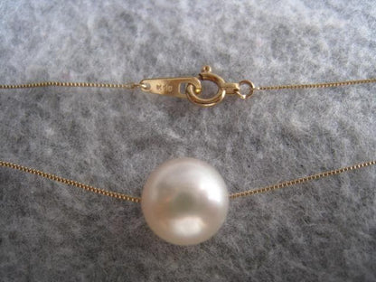 Law Akoya pearl necklace featuring 8.4mm Tenkoyan pearl on 40cm 10K yellow gold chain