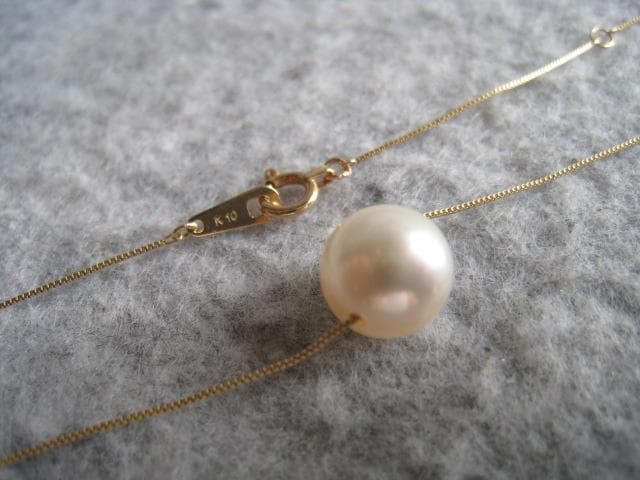 Law Akoya pearl necklace featuring 8.4mm Tenkoyan pearl on 40cm 10K yellow gold chain