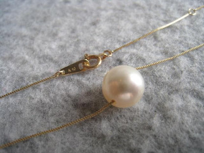Law Akoya pearl necklace featuring 8.4mm Tenkoyan pearl on 40cm 10K yellow gold chain