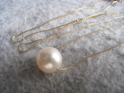 Law Akoya pearl necklace featuring 8.4mm Tenkoyan pearl on 40cm 10K yellow gold chain