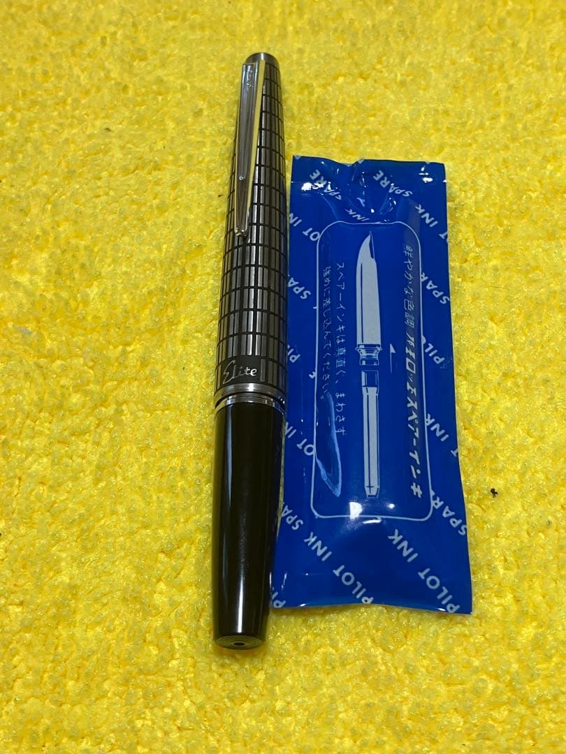 Pilot Elite fountain pen and mechanical pencil set with half-grid engraving and 14K gold fine nib