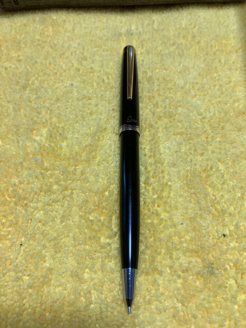 Pilot Elite fountain pen and mechanical pencil set with half-grid engraving and 14K gold fine nib