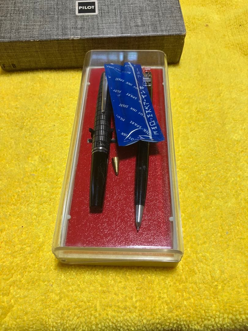 Pilot Elite fountain pen and mechanical pencil set with half-grid engraving and 14K gold fine nib